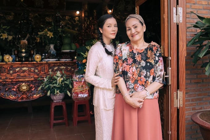 Lý Nhã Kỳ rạng rỡ bên mẹ trong căn biệt phủ