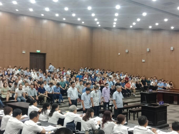 Hàng trăm người bị hại đã có mặt tại phiên tòa.