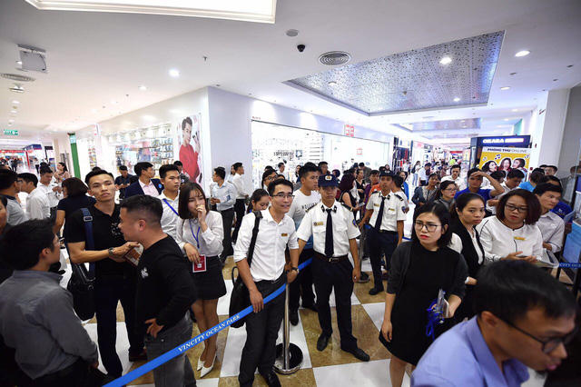 Hàng nghìn người chen chân xem nhà mẫu VinCity