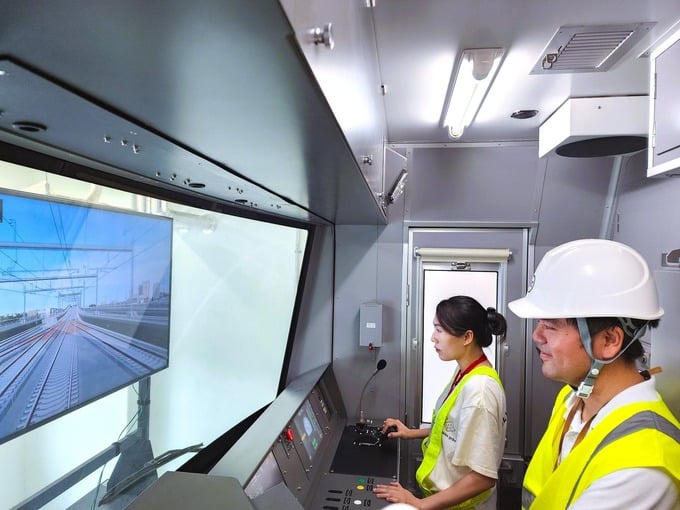 Các kỹ thuật viên tham gia vào quá trình đào tạo mô phỏng. Ảnh: Dân Việt &nbsp;