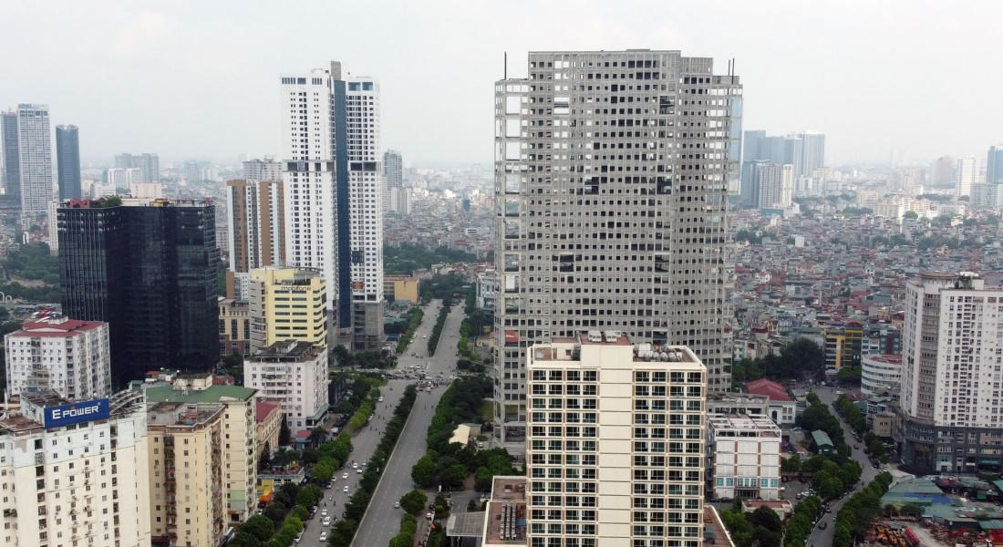 Dự án được khởi công vào ngày 20/01/2015 và dự kiến hoàn thành vào quý IV/ 2018. Tuy nhiên, hiện tại dự án mới chỉ xây dựng xong phần thô. Ảnh: Vietnambiz.vn