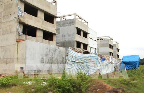 Xây dựng nham nhở tại Khu dân cư Bắc Rạch Chiếc. Ảnh: Trần Xuân Tình - TTXVN