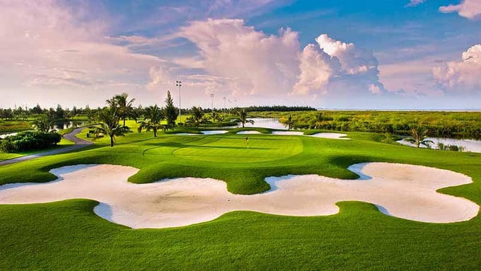 Khu vực quy hoạch sân golf trước đó có diện tích chủ yếu là đất lúa (khoảng 170 ha). Theo UBND TP. Thanh Hóa, căn cứ quy định hiện nay về đầu tư xây dựng và kinh doanh sân golf không được sử dụng đất trồng lúa.