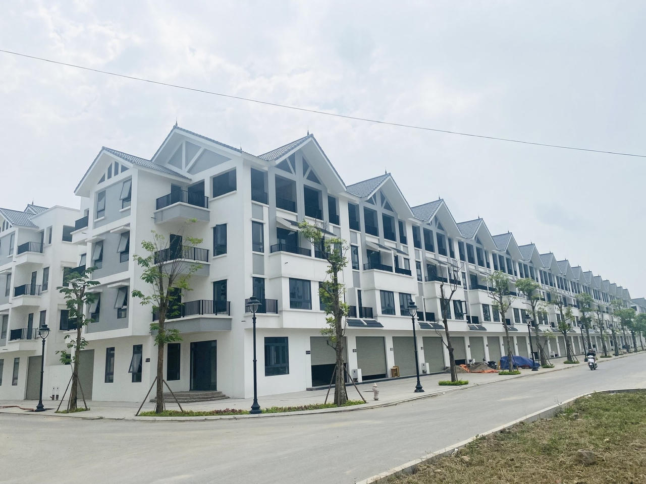 Với số tiền sẵn có 5 tỷ đồng, và dòng tiền đều hàng tháng 100 triệu đồng, nhà đầu tư có thể cân nhắc dùng đòn bẩy để sở hữu được được BĐS giá trị lớn khoảng 8-10 tỷ đồng. Ảnh: Xuân Thạch &nbsp;
