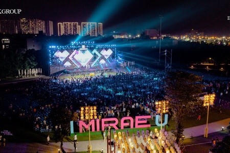 Sân khấu ngoài trời hoành tráng với sự hội ngộ của hàng nghìn cư dân &nbsp;