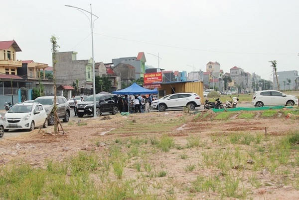 Theo Thứ trưởng Bộ TN&MT, có nhiều nguyên nhân gây tình trạng sốt đất tại một số địa phương thời gian qua. &nbsp;