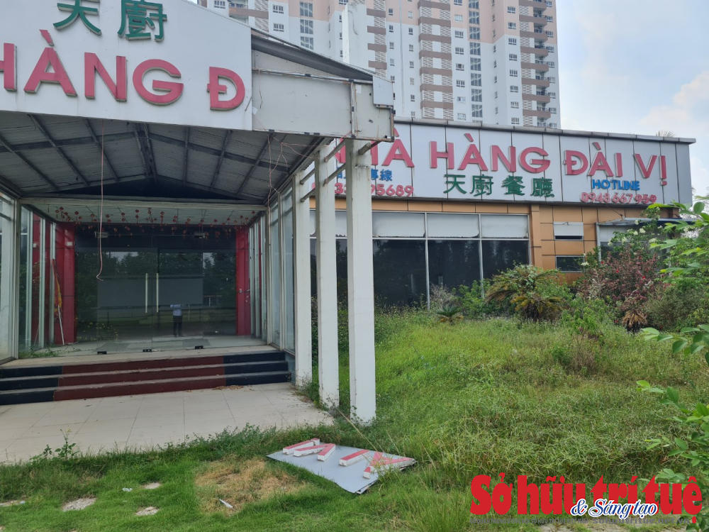 Một nhà hàng cạnh chung cư hư hỏng, bỏ không nhiều năm nay.&nbsp;&nbsp;