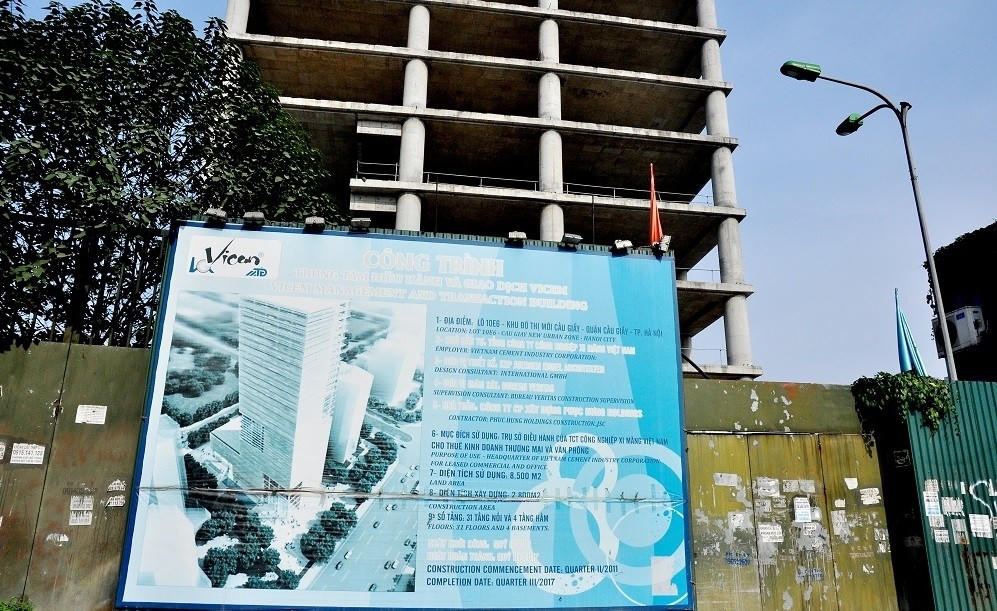 Theo thiết kế, dự án có 31 tầng nổi, 4 tầng hầm, diện tích sàn xây dựng khoảng 80.000m2, đáp ứng 200 chỗ đỗ xe ô tô ngầm. Tuy vậy, tòa cao ốc 32 tầng này bỏ hoang nhiều năm nay. Ảnh: Reatimes &nbsp;