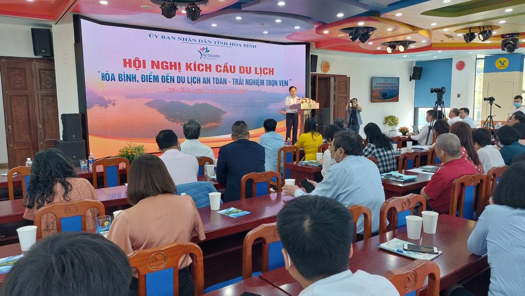 Phó chủ tịch thường trực UBND tỉnh Hòa Bình Nguyễn Văn Toàn phát biểu tại Hội nghị &nbsp;