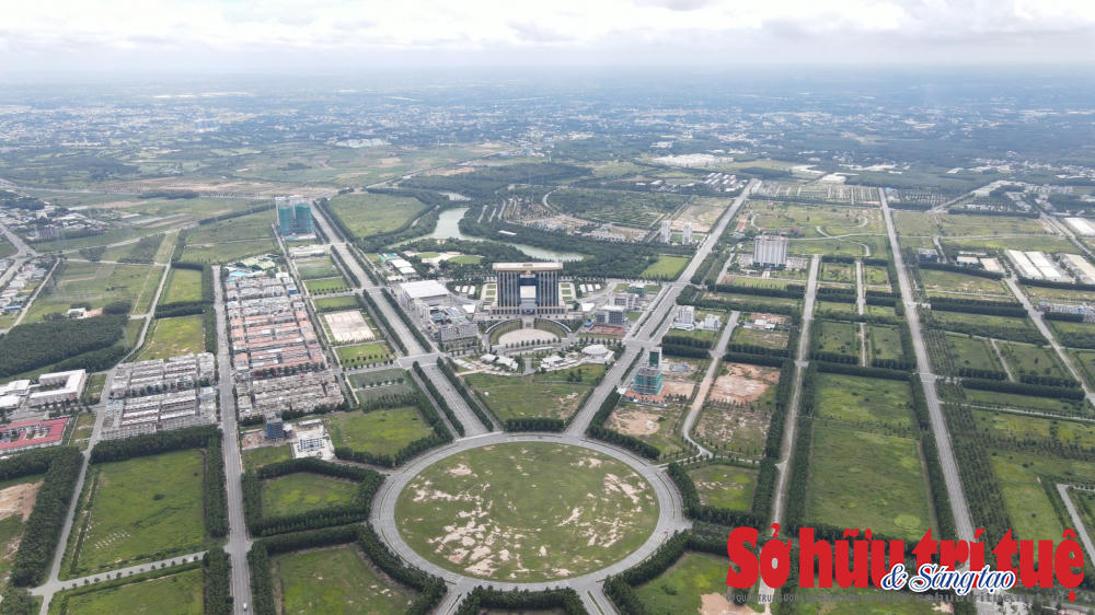 &nbsp;Thành phố Mới Bình Dương từng được kì vọng sẽ là một Singapore thu nhỏ nhưng sau hơn 10 năm, thành phố này vẫn không đạt được như kì vọng, nhiều dự án, nhà phố, biệt thự… bỏ không để cỏ mọc um tùm, không người ở.&nbsp;