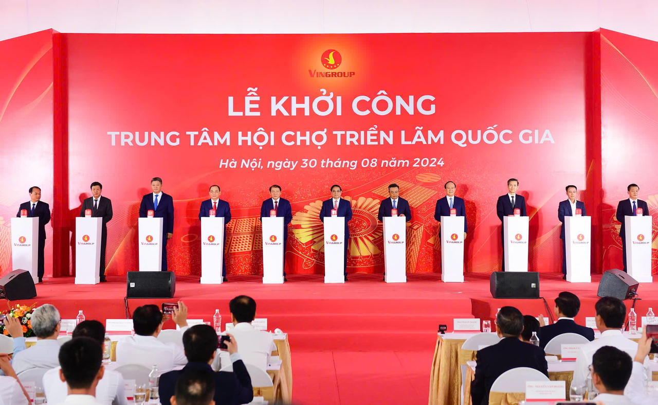Thủ tướng Chính phủ Phạm Minh Chính, Bộ trưởng Bộ Văn hoá, Thể thao và Du lịch Nguyền Văn Hùng, Chủ tịch UBND TP Hà Nội Trần Sỹ Thanh cùng các lãnh đạo bấm nút khởi công Trung tâm Hội chợ Triển lãm Quốc gia &nbsp;