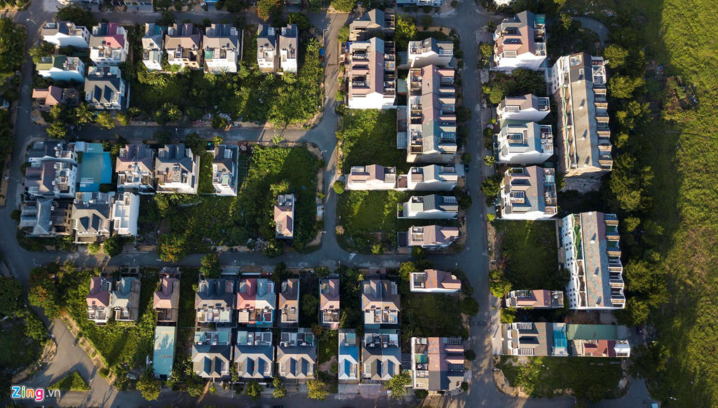 Loạt biệt thự tiền tỷ bỏ hoang cả 10 năm cạnh cao tốc ở quận 9