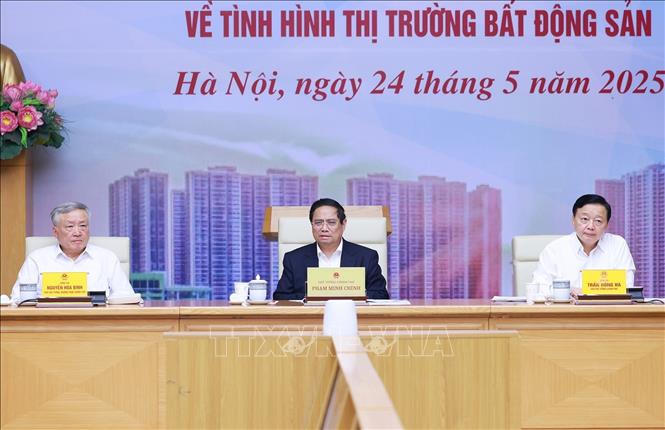 Thường trực Chính phủ làm việc với các bộ, ngành, hiệp hội, ngân hàng, doanh nghiệp về tình hình thị trường bất động sản. (Ảnh: TTXVN) &nbsp;