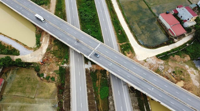 Một góc cây cầu cạn khi nhìn từ trên cao. Ảnh: Internet &nbsp;