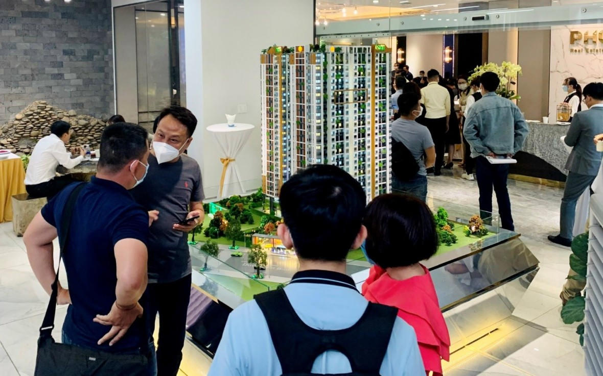 Giá nhà cao là nguyên nhân khiến người mua vẫn phân vân chưa “xuống tiền”. &nbsp;