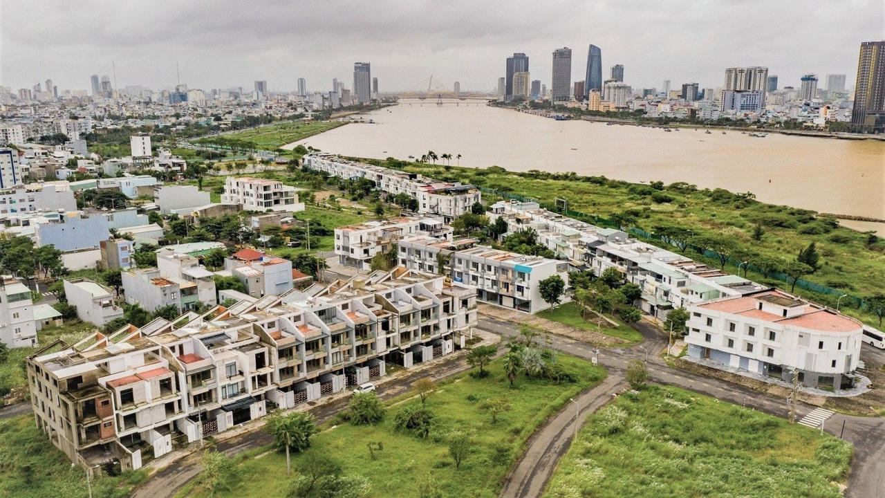 Dãy shophouse khu Marina Complex (Đà Nẵng) bỏ trống nhiều năm, cửa kính vỡ, cửa sắt hoen gỉ.