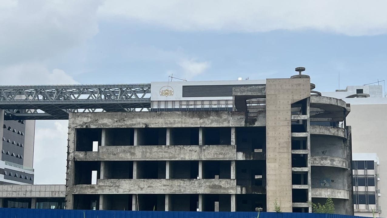 Một số hạng mục của dự án do thời gian thi công quá lâu nên đã có dấu hiệu rêu mốc, xuống cấp nghiêm trọng.
