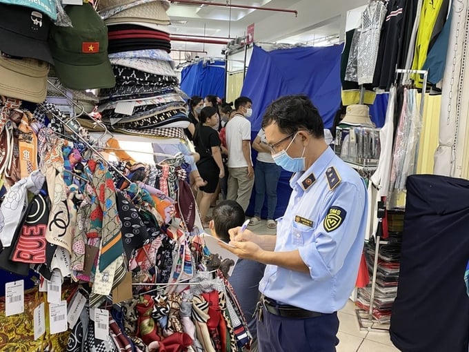 Mặc dù đã nhiều lần bị xử lý, tình trạng buôn bán hàng giả tại Saigon Square vẫn tiếp tục tái diễn và có chiều hướng phức tạp hơn.