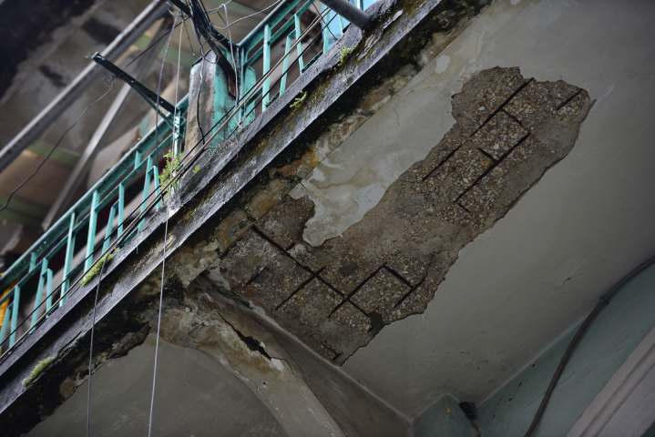 Sống ở chung cư 440 Trần Hưng Đạo: ‘Sập vẫn phải ở chứ tiền đâu mà dời đi’