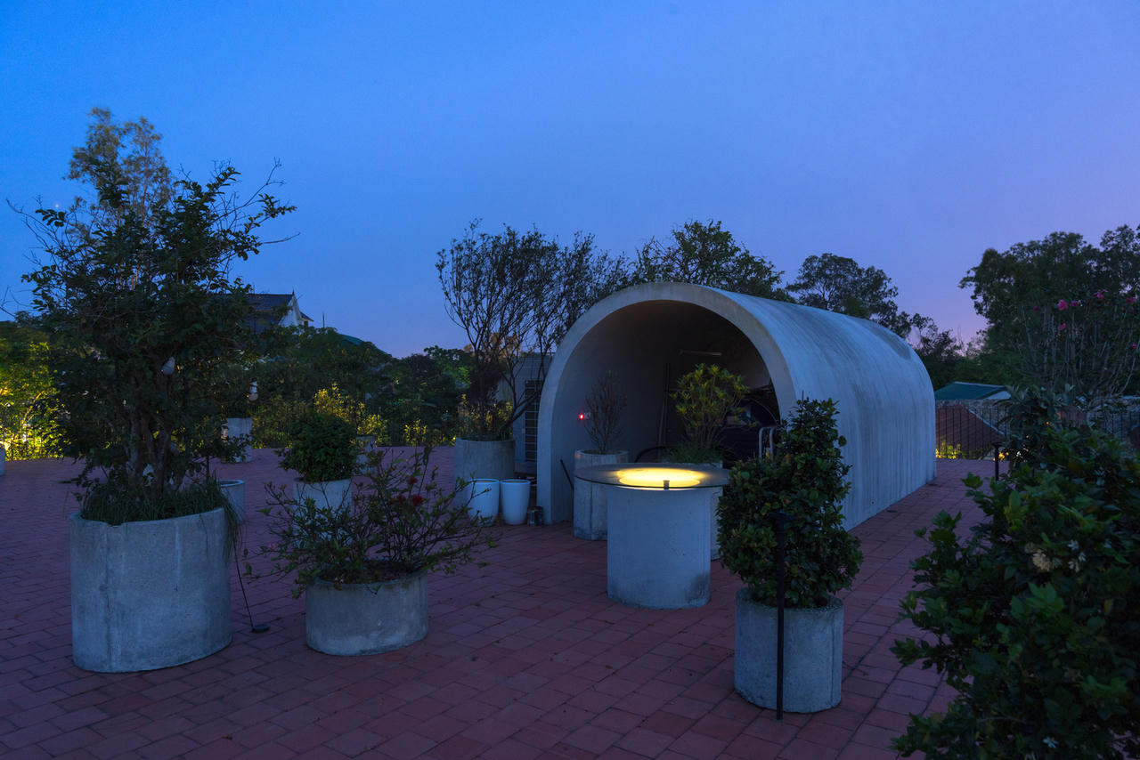 [Ảnh] Ngôi nhà hình elip với bể bơi, sân vườn ở vùng quê Nghệ An 