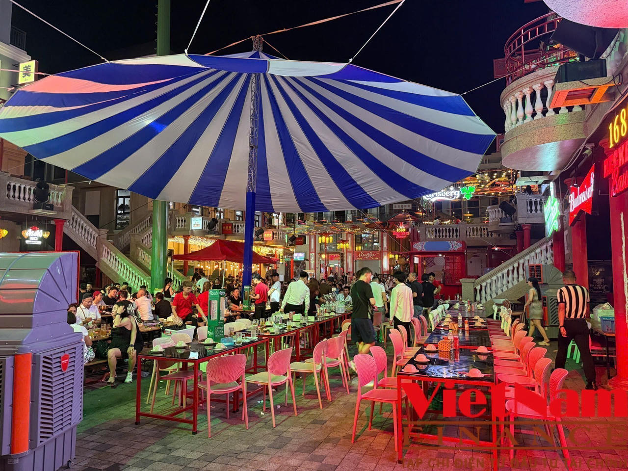 Phố đêm rực sáng tại Khu đô thị Ocean Park ở Hưng Yên