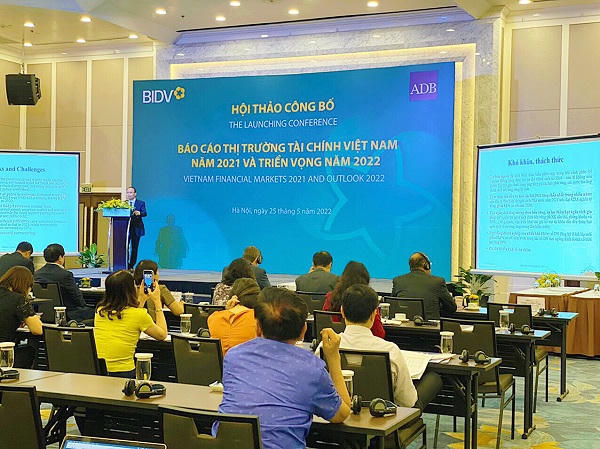 Hội thảo công bố Báo cáo “Thị trường tài chính Việt Nam 2021 và triển vọng 2022”. (Ảnh: Hà Anh) &nbsp;