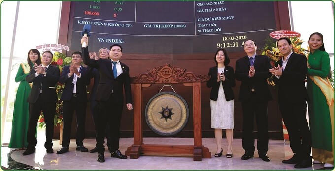 Ông Trần Văn Mười gõ chiêng chào mừng cổ phiếu ABS chào sàn HOSE vào 18/3/2020.