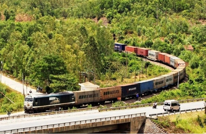 Tàu container hành trình Bắc-Nam (Ảnh minh hoạ)