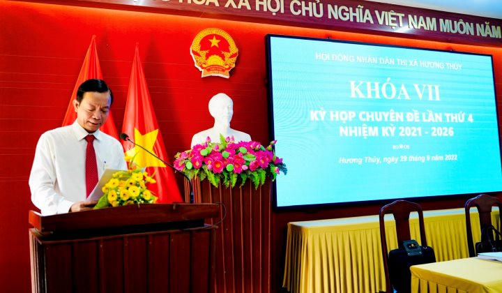 Phó Bí thư Thường trực Thị ủy, Chủ tịch HĐND thị xã Đỗ Xuân Giao phát biểu tại kỳ họp