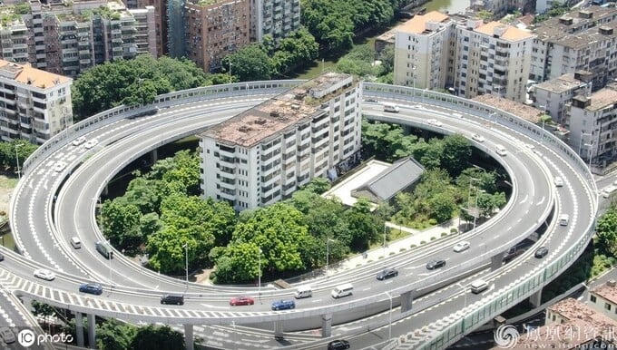 Tòa chung cư 8 tầng bị vây kín 360 độ bởi cầu vượt cao tốc chỉ vì một lý do