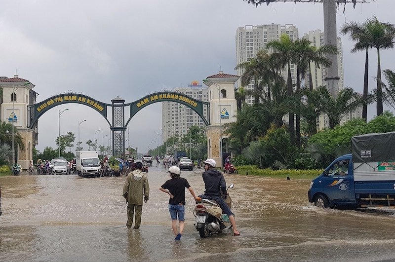 Bi hài Hà Nội: Ngồi thùng xốp, chèo xuồng vào ‘làng’ biệt thự triệu đô