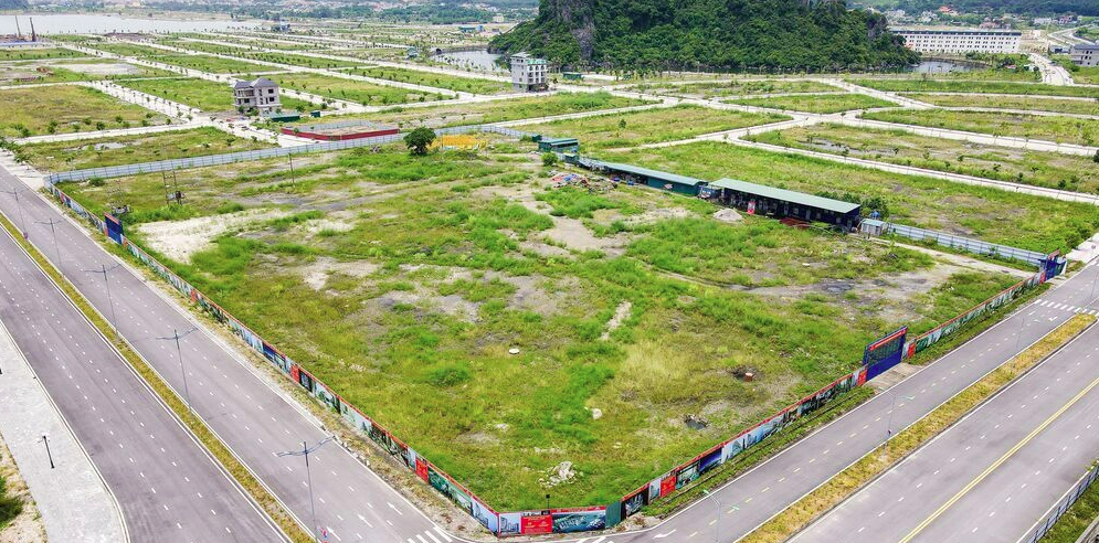 Khu Tổ hợp khách sạn 5 sao và căn hộ khách sạn Ao Tiên Cát Linh chỉ mới được quây tôn, không có dấu hiệu của nhân công, máy móc.