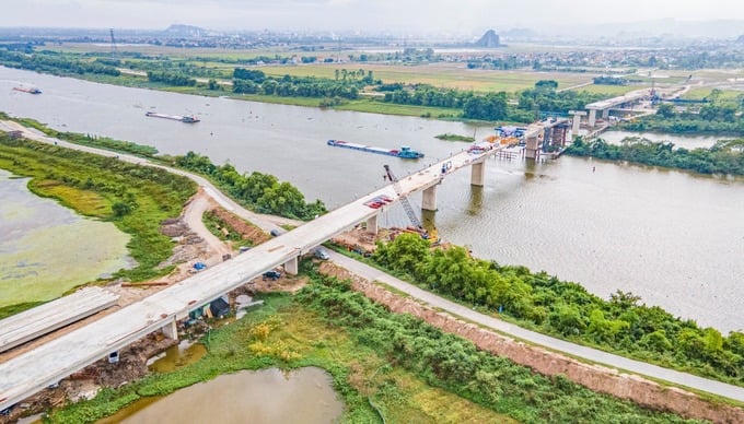 Cầu dự kiến sẽ được thông xe vào tháng 10 tới đây. Ảnh: Tạ Hải