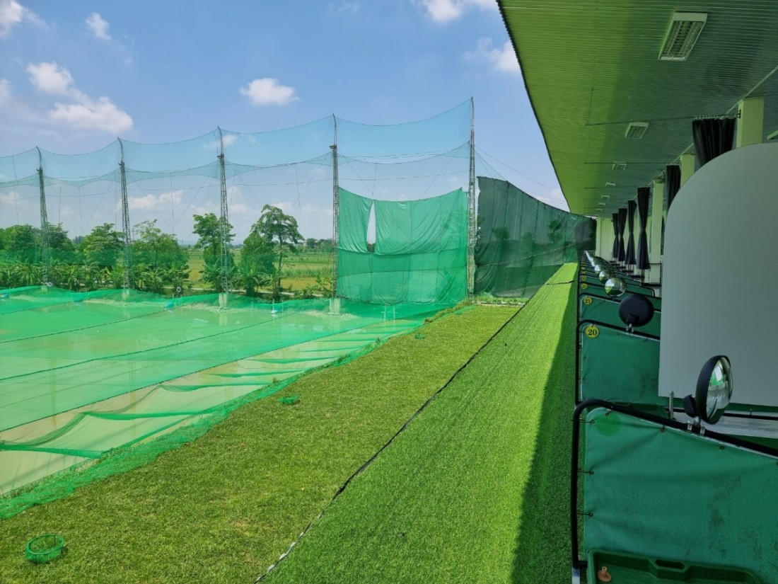 Bên trong khu vực tập golf được xây dựng trái phép tại dự án nuôi cá rô phi Israel công nghệ cao của xã Hưng Mỹ, huyện Hưng Nguyên. Ảnh: Lao Động &nbsp;