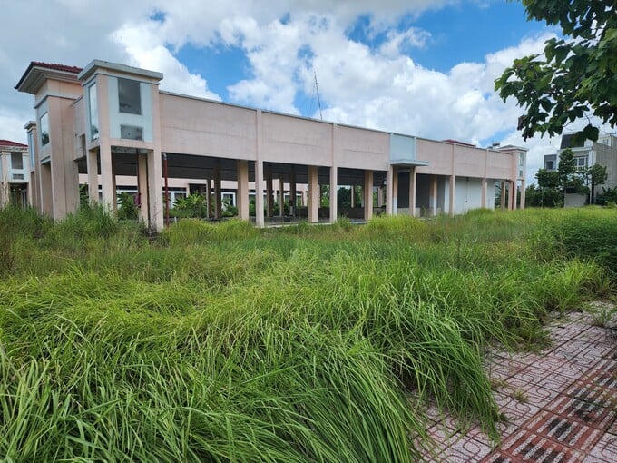 Cùng với sự vắng bóng người, thì những công trình tiện ích cũng chưa biết khi nào sẽ thành hình hài