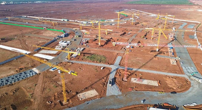 Hàng chục cẩu tháp được lắp đặt để phục vụ công tác thi công nhà ga hành khách