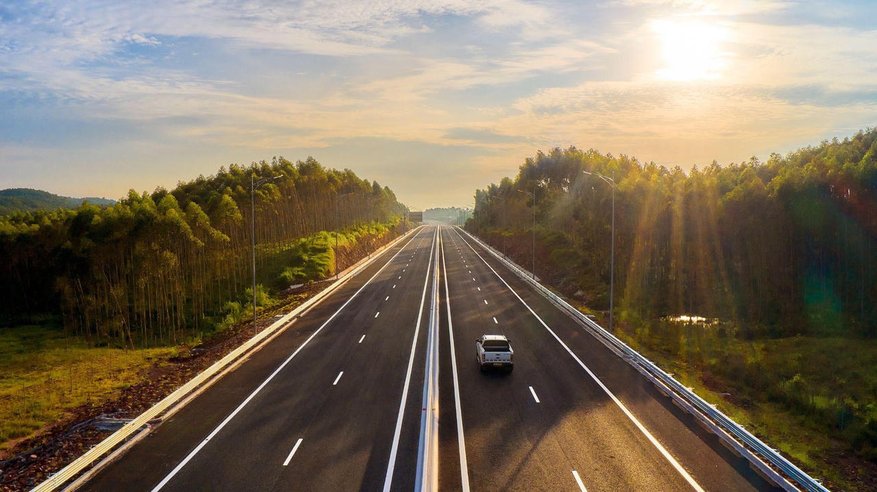 Cao tốc Vân Đồn - Móng Cái rút ngắn thời gian từ Hà Nội về Móng Cái chỉ còn hơn 3 tiếng thay vì gần 6 tiếng như trước đây, hấp dẫn khách du lịch đến với Móng Cái. &nbsp;