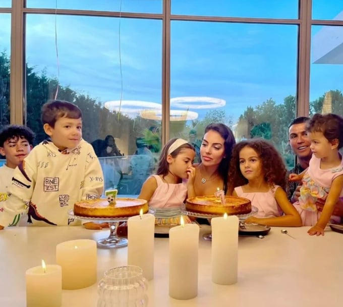Ronaldo vừa tổ chức sinh nhật cho cặp sinh đôi Mateo - Eva tại căn hộ của mình ở Saudi Arabia