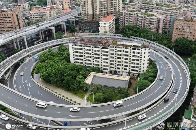 Tòa chung cư 8 tầng bị vây kín 360 độ bởi cầu vượt cao tốc chỉ vì một lý do