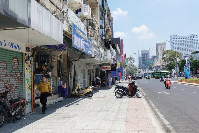 Đường Lê Lợi - con đường kinh doanh sầm uất nay khá vắng vẻ.