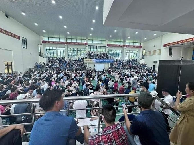 Quang cảnh phiên đấu giá "nóng hổi" tại Thanh Oai vừa qua. Ảnh: Nguyễn Thành Nam