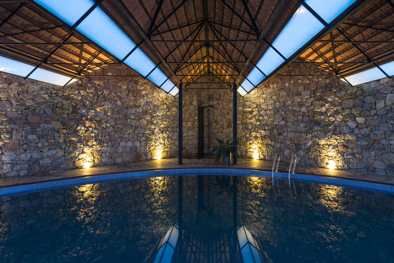 [Ảnh] Ngôi nhà hình elip với bể bơi, sân vườn ở vùng quê Nghệ An 