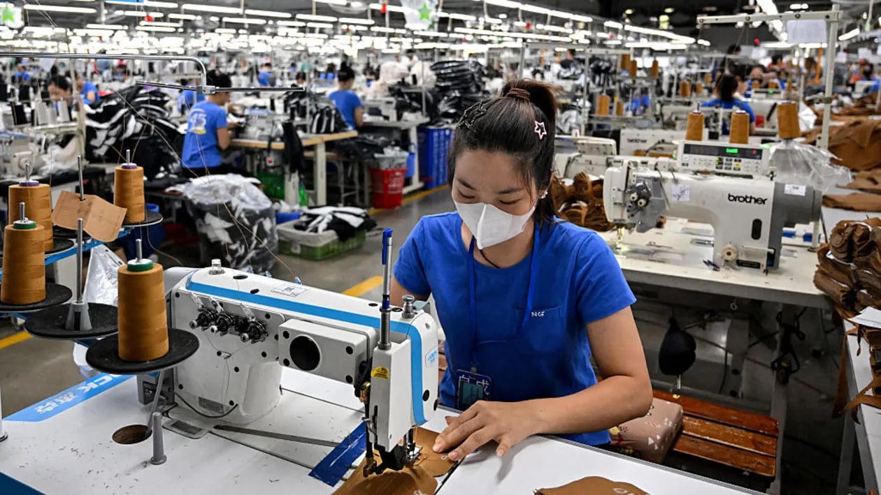 Các công nhân đang làm việc tại một xưởng may ở tỉnh Thái Nguyên vào ngày 2/7/2025. (Ảnh: Getty Images)