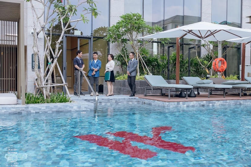 Sau khi tiến hành thủ tục bàn giao, cư dân sẽ được đội ngũ quản gia Marriott giới thiệu các tiện ích và dịch vụ trong tòa Lake. &nbsp;