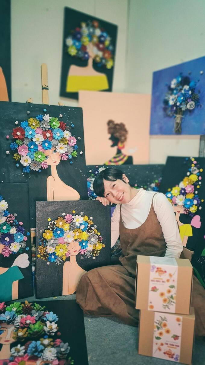 'Thoát' khỏi ngành BĐS bỏ phố về rừng, làm tranh từ quả thông khô bán tới 3.000.000 đồng/bức