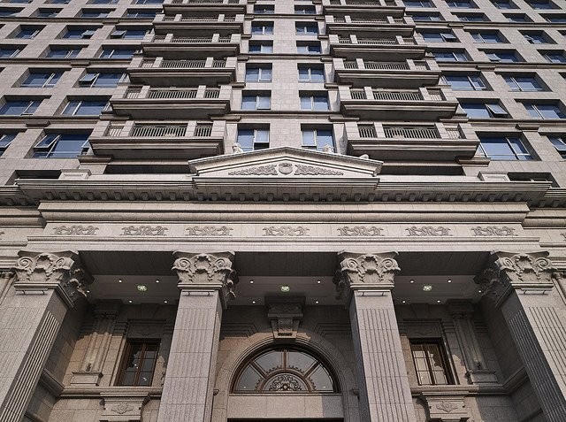 Công ty TNHH Thương mại Dịch vụ khách sạn Tân Hoàng Minh hoạt động lĩnh vực tư vấn, môi giới, đấu giá bất động sản, đấu giá quyền sử dụng đất. Công ty này được coi là "chim đầu đàn" trong hệ sinh thái Tập đoàn Tân Hoàng Minh. &nbsp;