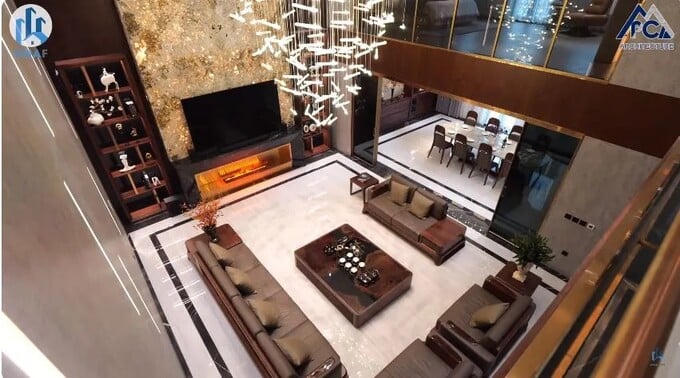 Khoảng thông tầng khiến phòng khách của biệt thự bề thế, sang trọng hơn hẳn so với thiết kế truyền thống. Ảnh: NhaF