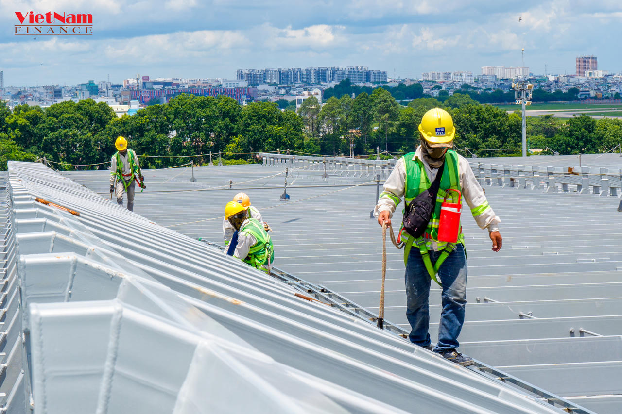Công nhân đang kiểm tra, tinh chỉnh hạng mục kết cấu mái che Nhà ga T3