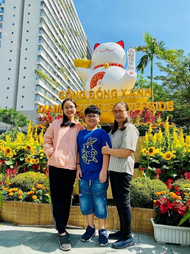 Cư dân Diamond Lotus Riverside vui vẻ chụp ảnh cùng tượng linh vật mèo chào xuân Quý Mão 2023 (Ảnh: Phúc Khang)