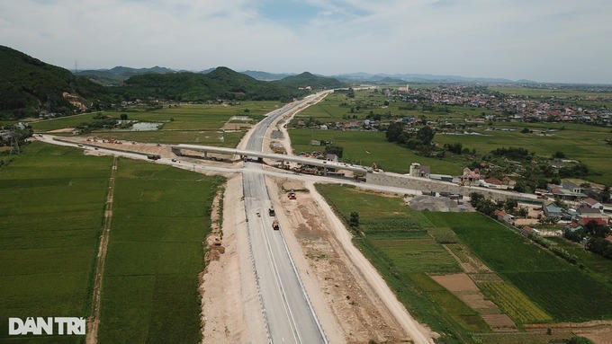 Đoạn cao tốc đi qua xã Diễn Đoài, Diễn Châu, Nghệ An. Ảnh: Dân Trí.